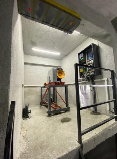 Merkez Asansör teknik ekibi asansör kontrol çalışması